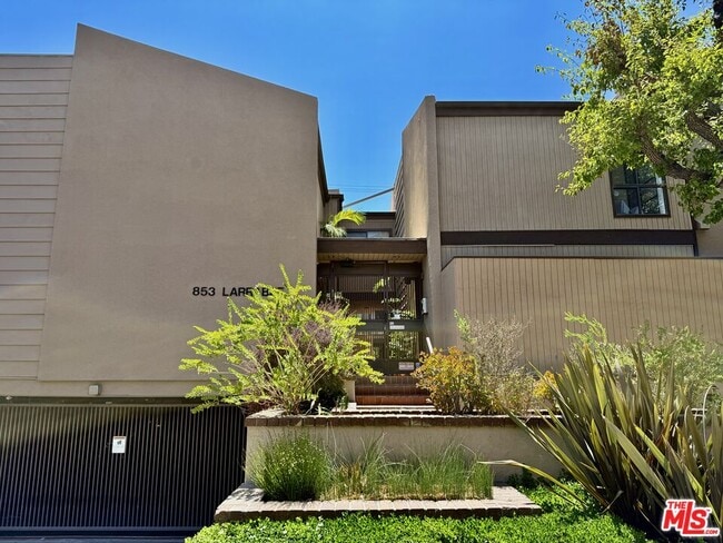 Building Photo - 853 Larrabee St