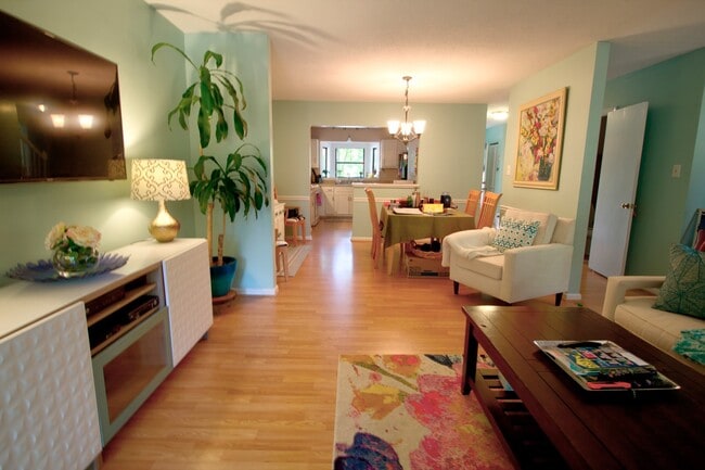 Building Photo - Cozy end unit townhome in a prime location...
