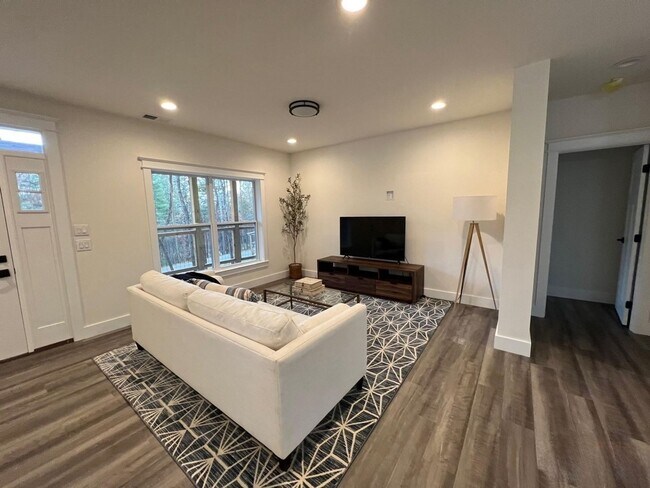 Building Photo - FURNISHED - 12-Month Lease - Farmhouse-Sty...