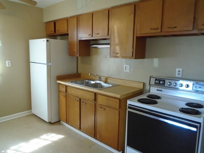 Building Photo - 4103 Crest Dr