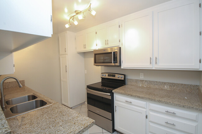 Foto del edificio - 320 S Clark Dr