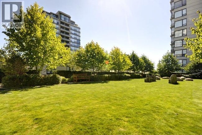 Photo du bâtiment - 9180 Hemlock Dr