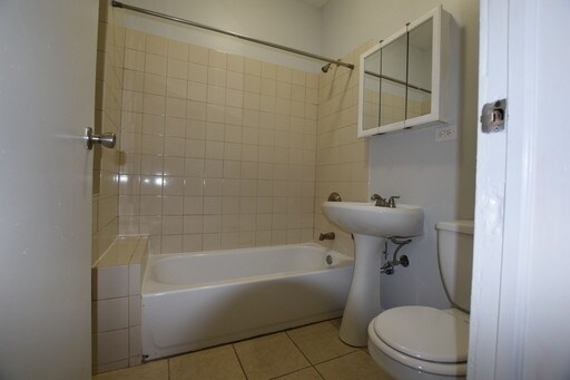 Building Photo - 7445 N Greenview Ave