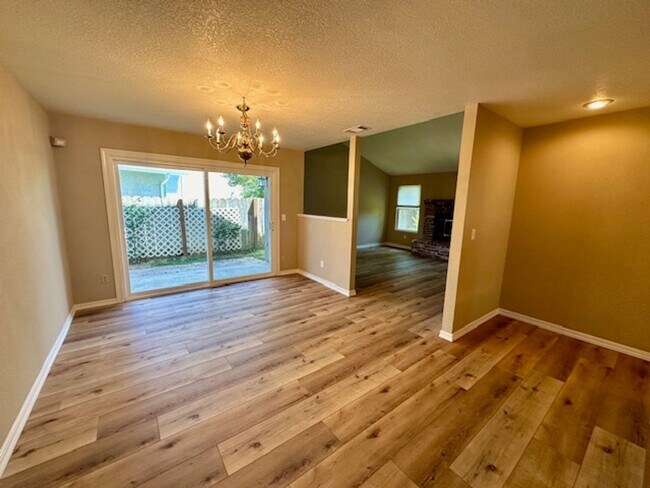 Building Photo - 3 BRM, 2 BATH & BONUS ROOM & SEVERAL OPTIO...