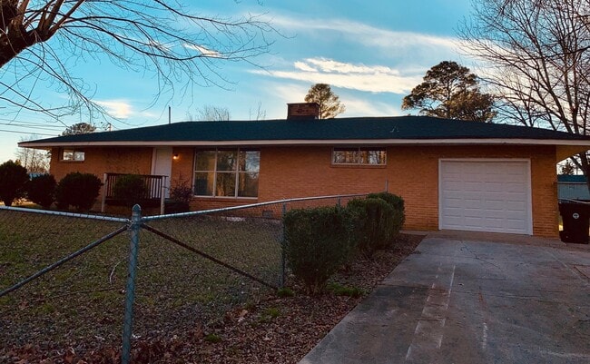 Bright 4BR Home with Fenced Yard, Hardwood Floors & Garage on Rankin St - Bright 4BR Home with Fenced Yard, Hardwood Floors & Garage on Rankin St