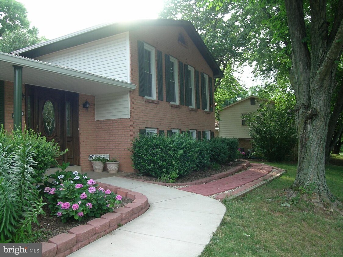 Primary Photo - 8504 Quaint Ln