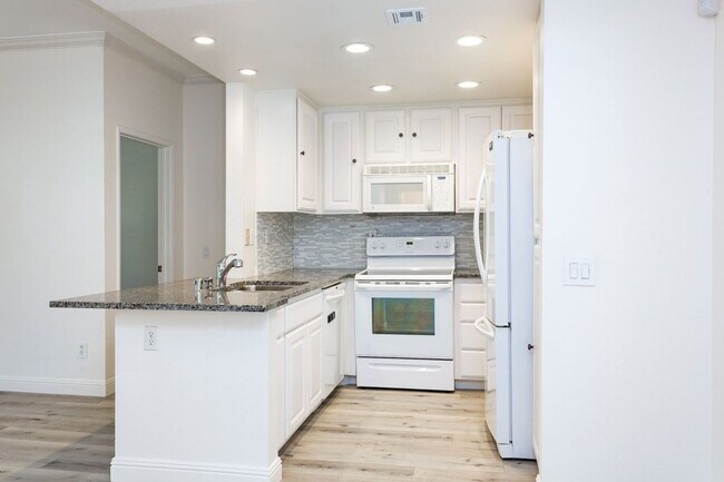 Foto del edificio - Corner condo in the highly desirable River Colony community!