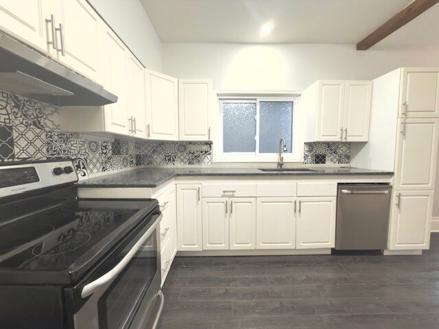 Photo du bâtiment - Spacious 3 Bedroom Home with Fenced Yard & Parking | Available Now