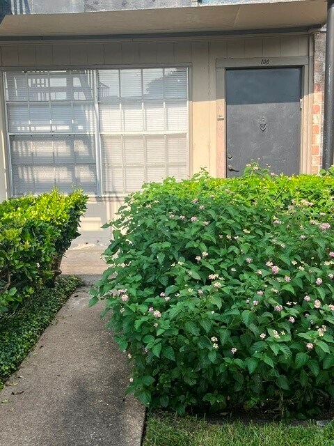 Building Photo - 5550 N Braeswood Blvd