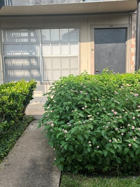 Building Photo - 5550 N Braeswood Blvd