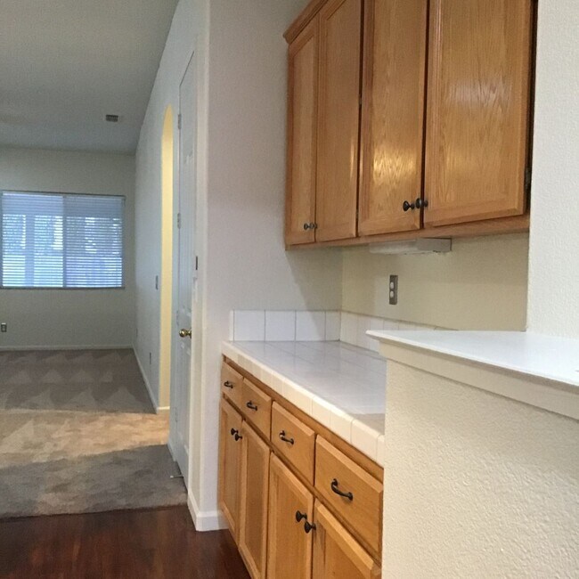 Foto del edificio - Woodcreek Oaks area home with pool