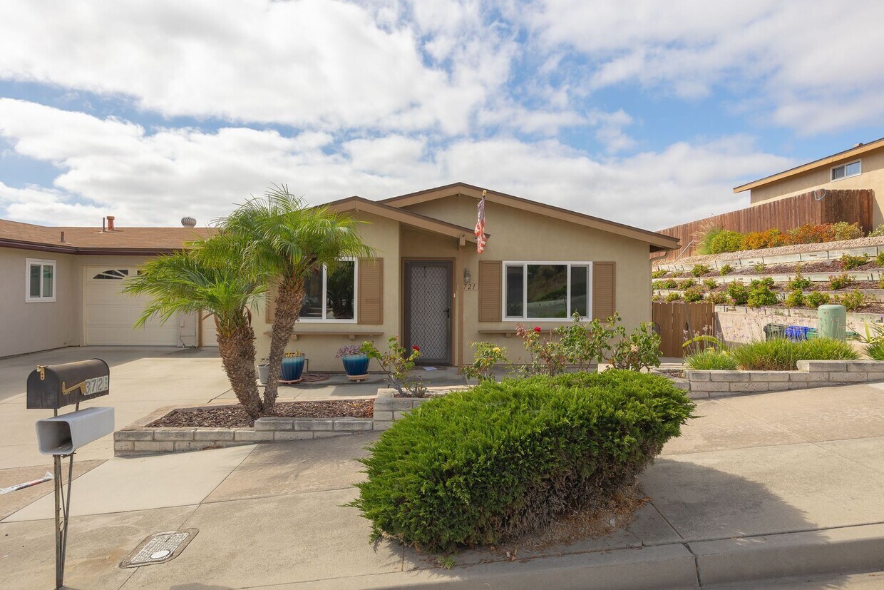 Foto principal - Quaint and Quiet 2-Bedroom 55+ Home with G...