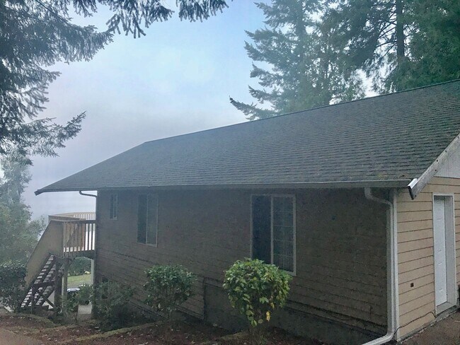 Building Photo - 2 bedroom + 2 bonus rooms 3 bath 2 story h...