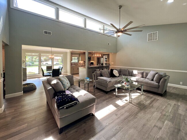 Building Photo - 3BR/2BA POOL HOME in SW Gainesville - avai...