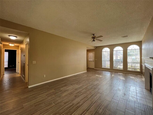 Building Photo - 18158 Holly Green Dr