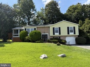 Building Photo - 13100 Cabinwood Dr