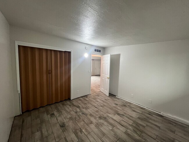 Building Photo - Recently Remodeled 2 Bedroom Duplex Apartment in Convenient Central Location
