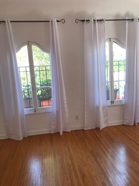 Building Photo - 916 S Orange Grove Ave