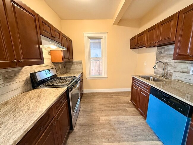 Building Photo - 6 Tennis Rd