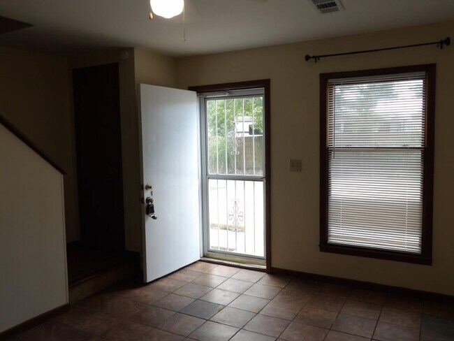 Foto del edificio - 3450 Macklen Rd