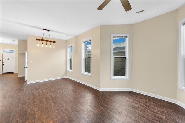 Foto del edificio - 4823 S Indiana Ave