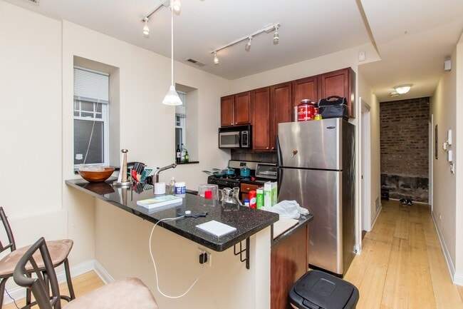 Building Photo - Condo Quality 2bed/1bath GARDEN space in t...
