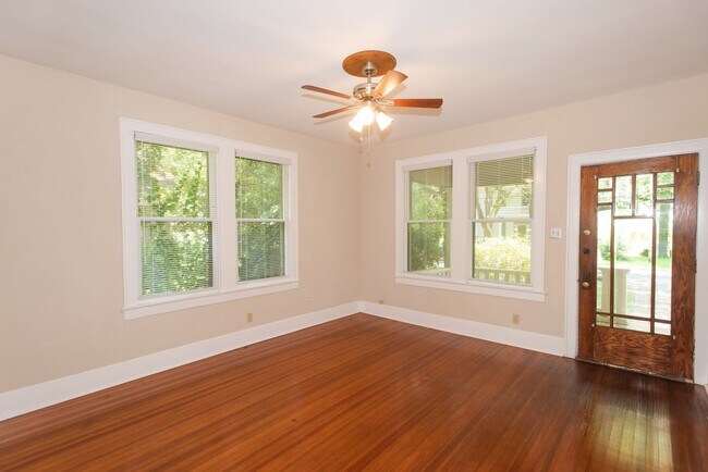 Building Photo - Adorable Hyde Park Property on Corner Lot