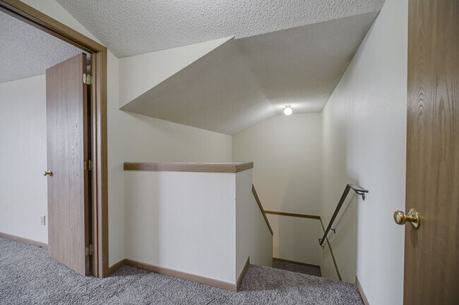 Foto del edificio - 5 bedroom 2 Bathroom 4 level townhome