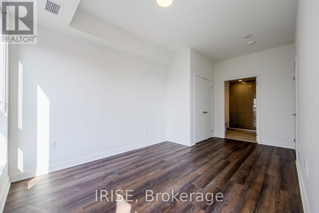 Photo du bâtiment - 3030 Pharmacy Ave