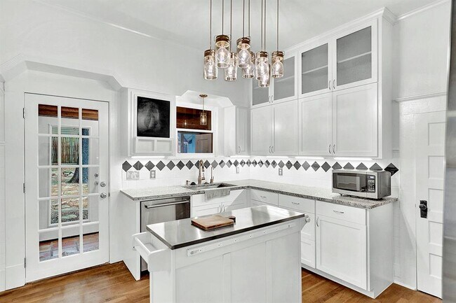 Foto del edificio - 608 W Hopkins St