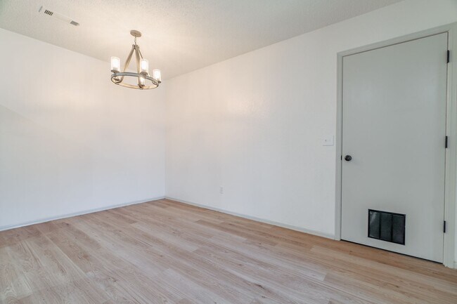 Foto del edificio - 2001 Cypress Pl