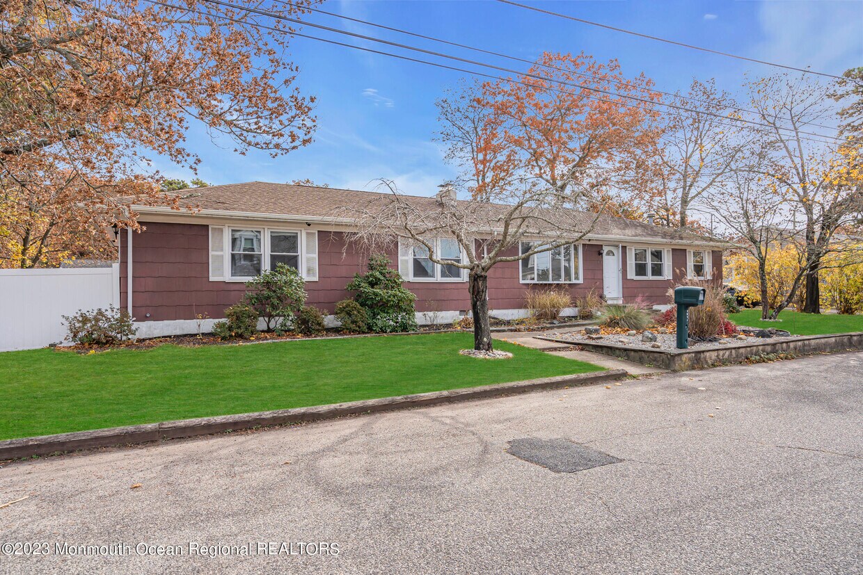 Primary Photo - 1237 Mizzen Ave