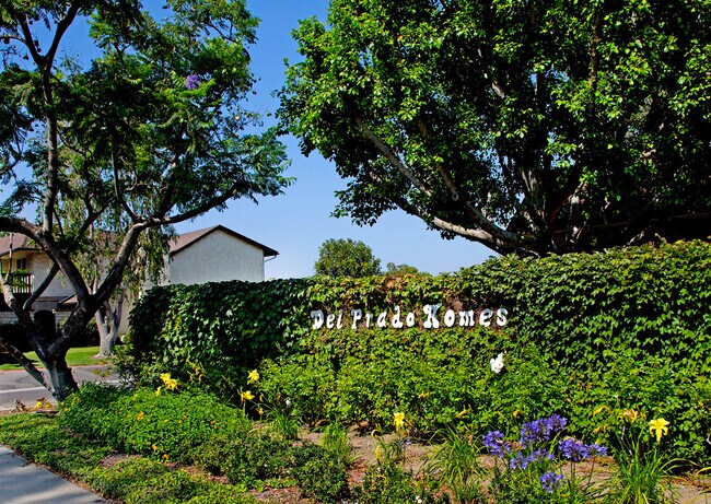 Building Photo - Peaceful Del Prado Townhome in Camarillo