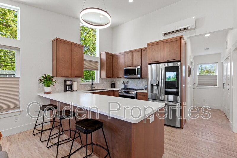 Primary Photo - 1721 E Lakeside Ave