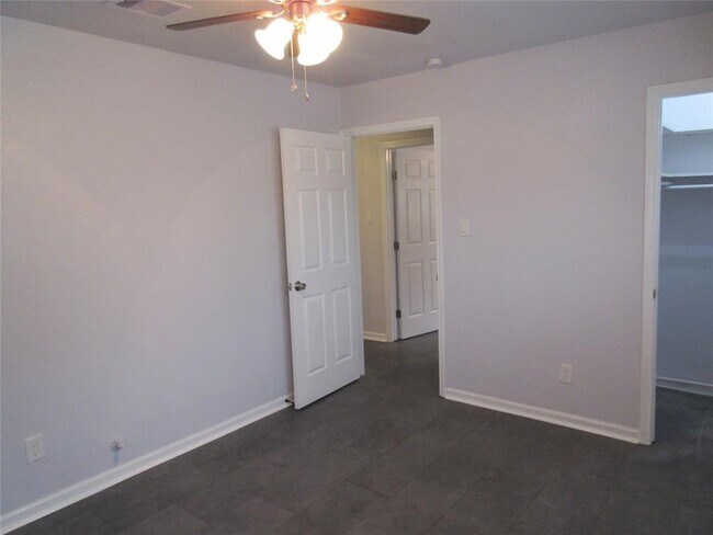 Foto del edificio - 7719 Hirsch Rd