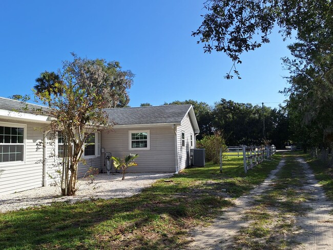 Foto del edificio - NEW SMYRNA BEACH MONTHLY RENTAL - POOL HOM...