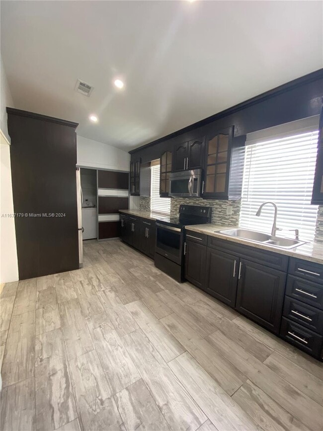 7452 SW 12th St, Miami, FL 33144 Room for Rent in Miami, FL