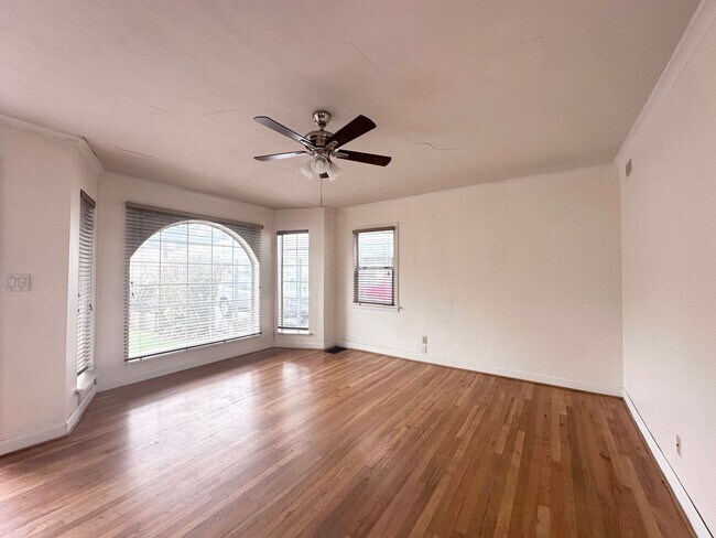 Building Photo - Wood Village Single Family Home - Huge Yard!