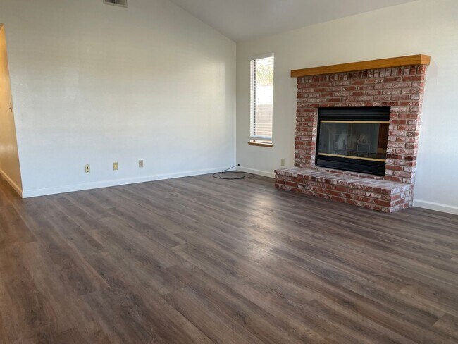 Building Photo - 827 White Oak Dr