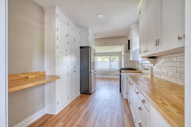 Foto del edificio - Charming remodeled craftsman blocks away f...