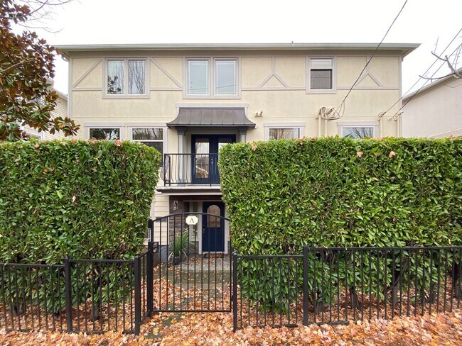 Foto del edificio - AVAILABLE NOW 3 BD 3.5 BA Townhome in Fremont