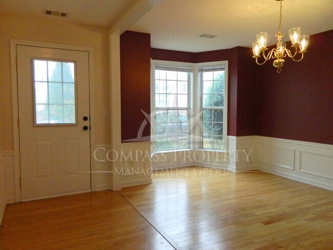 Building Photo - 706 Verneer Ct