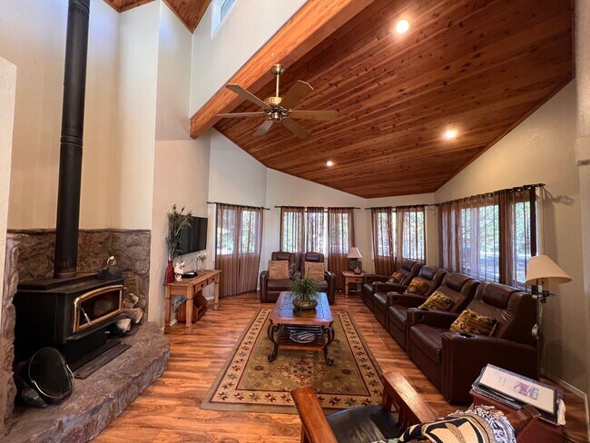 Building Photo - Partially Furnished Move In Ready Gorgeous Home In The Country Club