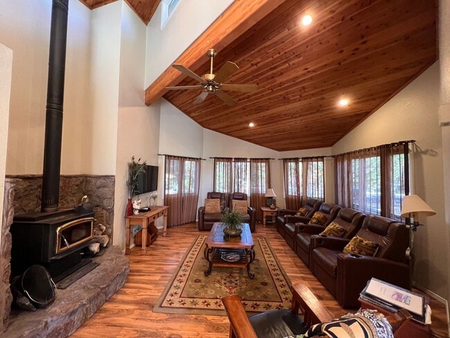 Foto del edificio - Partially Furnished Move In Ready Gorgeous Home In The Country Club