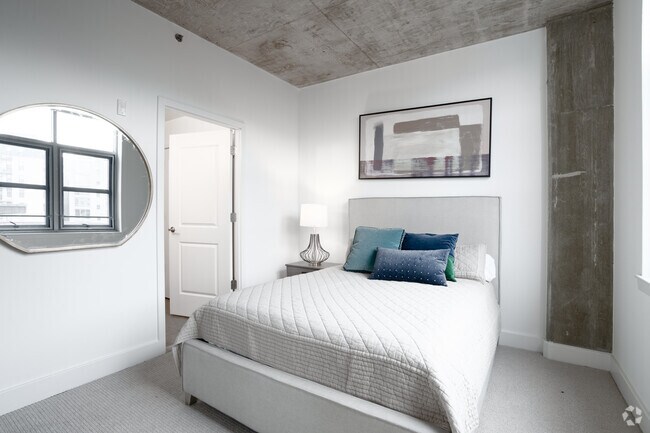 2 habitaciones, 2 baños - 842 pies cuadrados - Dormitorio principal - The DeSoto Apartments