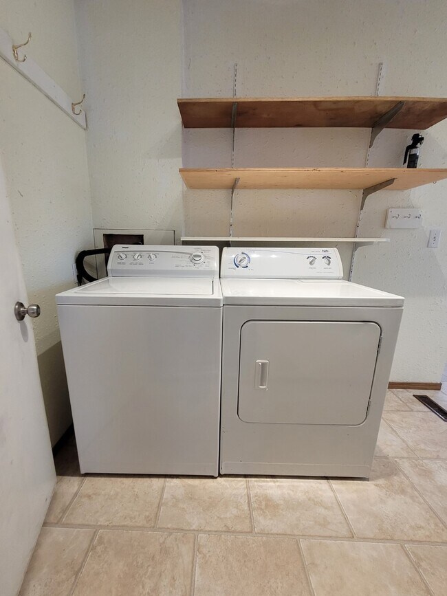 Photo du bâtiment - 11232-11105 105 Ave