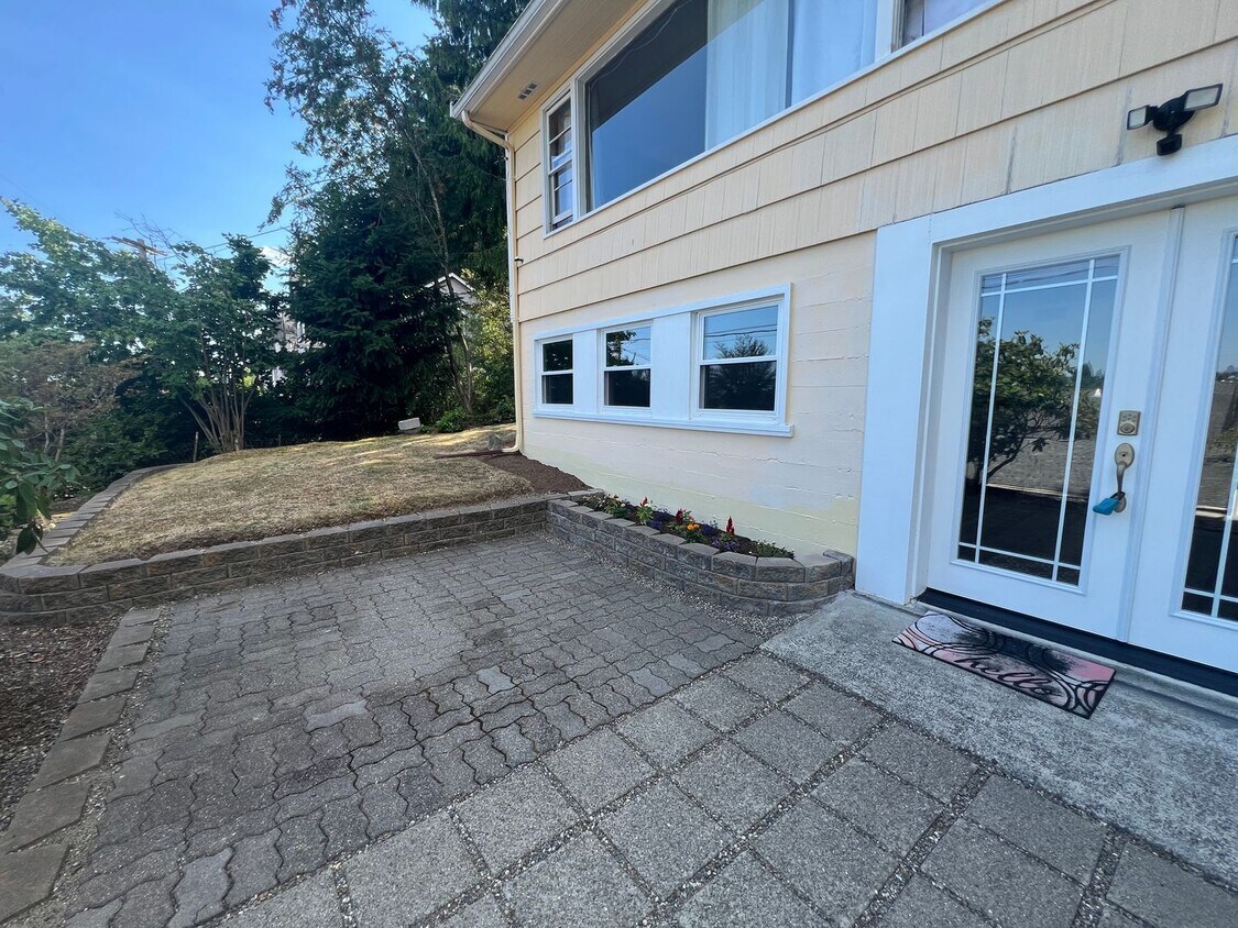 Foto principal - Furnished 1 Bedroom, 1 Bath including all ...