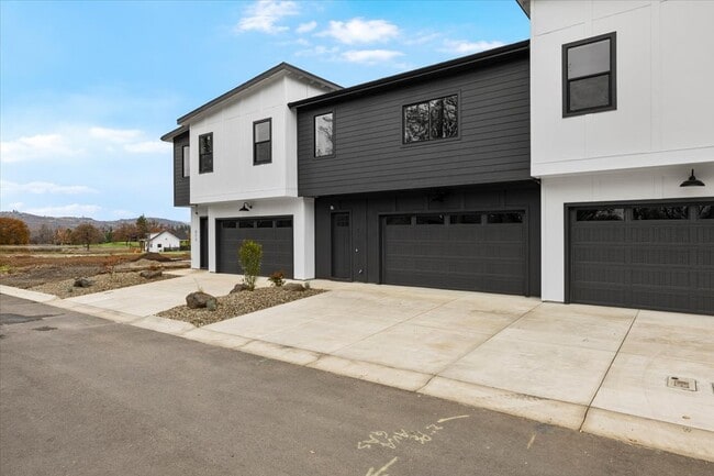 Building Photo - 315 Talons Dr