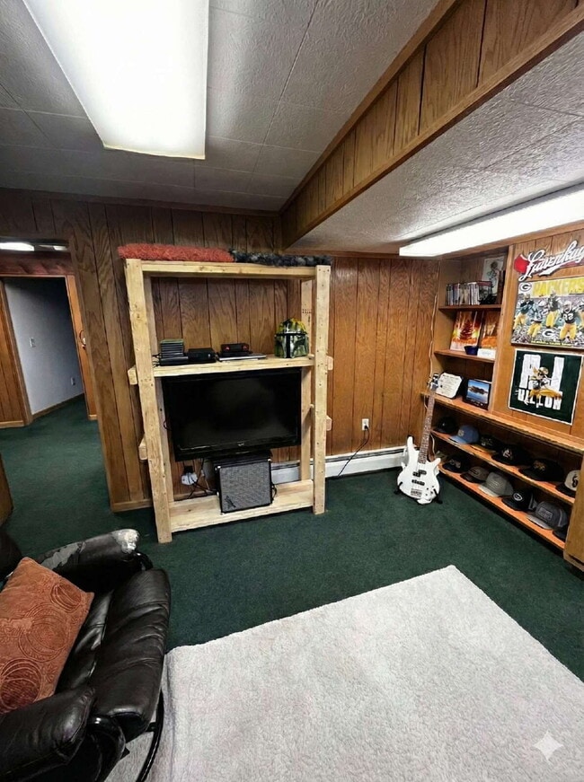 Building Photo - 1 bedroom near UWEC Available June 1st!