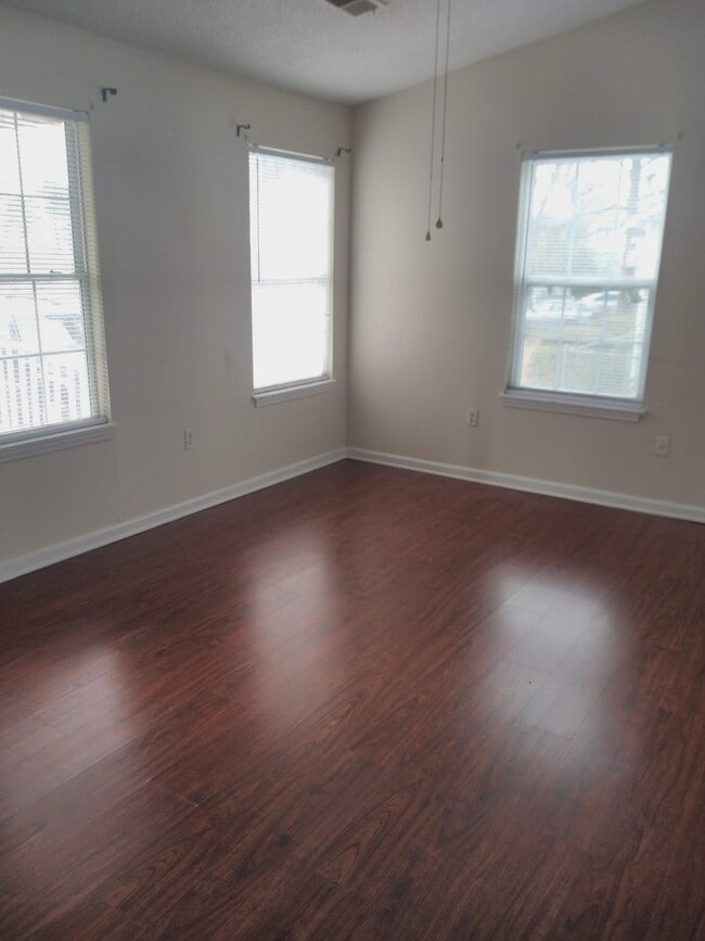 Building Photo - 609 Barnes St